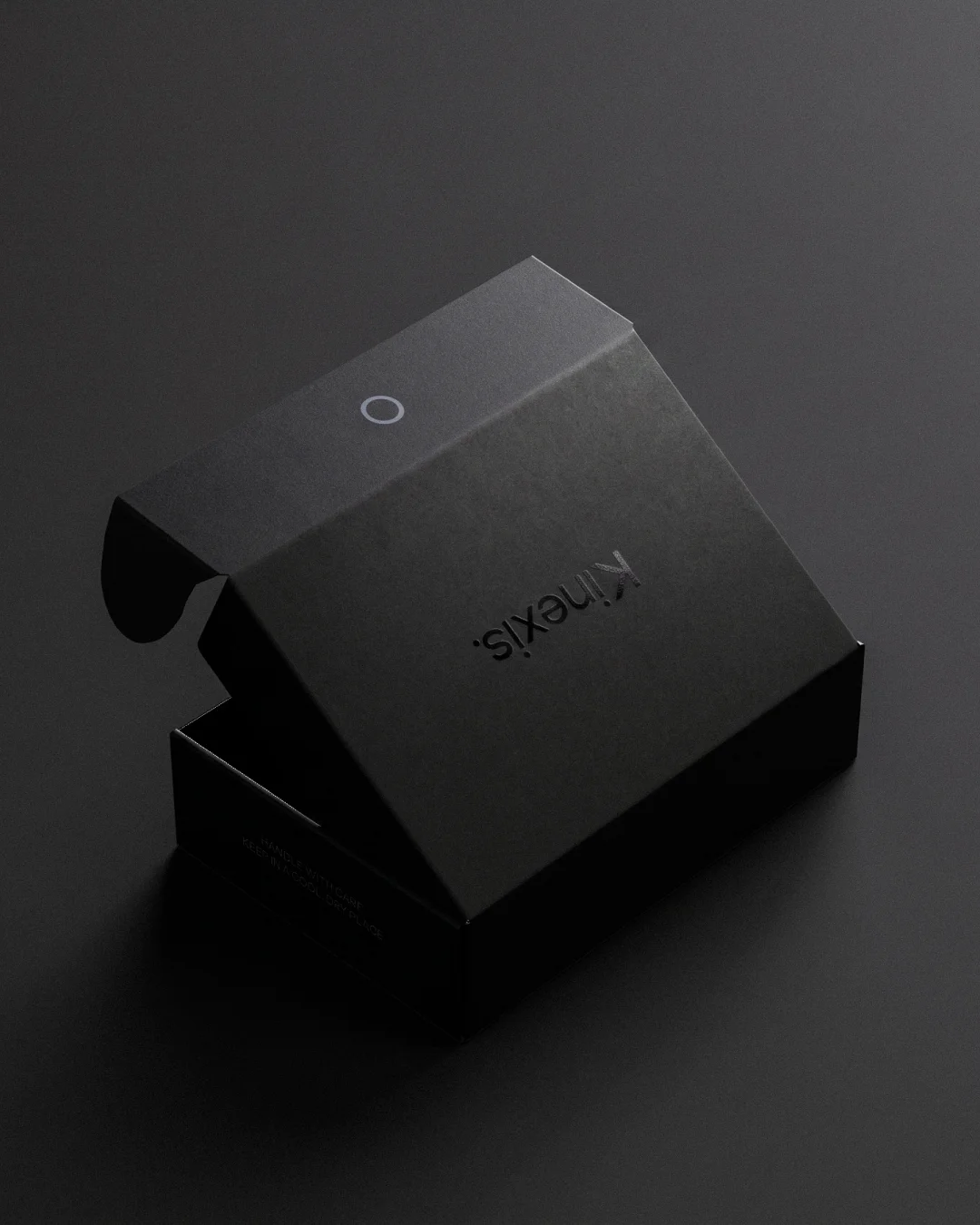 Kinexis Labs — caja de envío negra, entreabierta, con el logotipo en relieve.