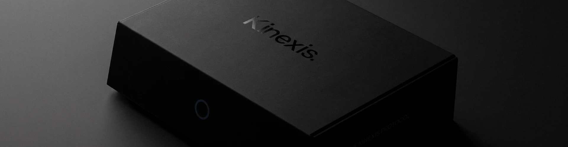Kinexis Labs — caja negra de packaging con el logotipo en relieve.