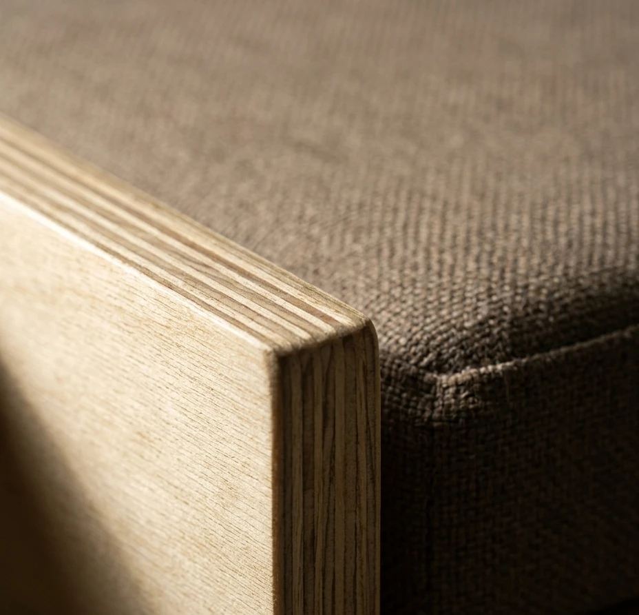 Detalle de madera — fenólico Grandis con sellador poliuretánico transparente.