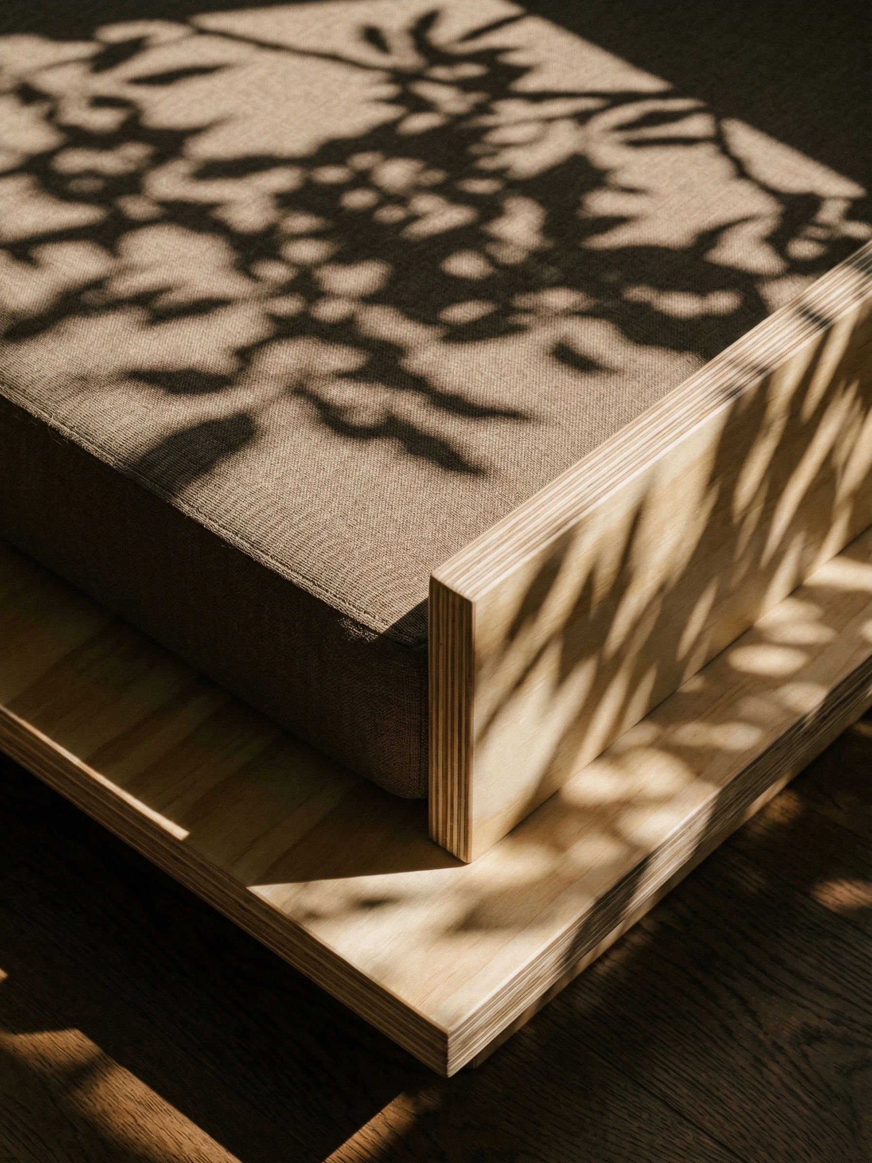 Sentado. — vista alternativa.