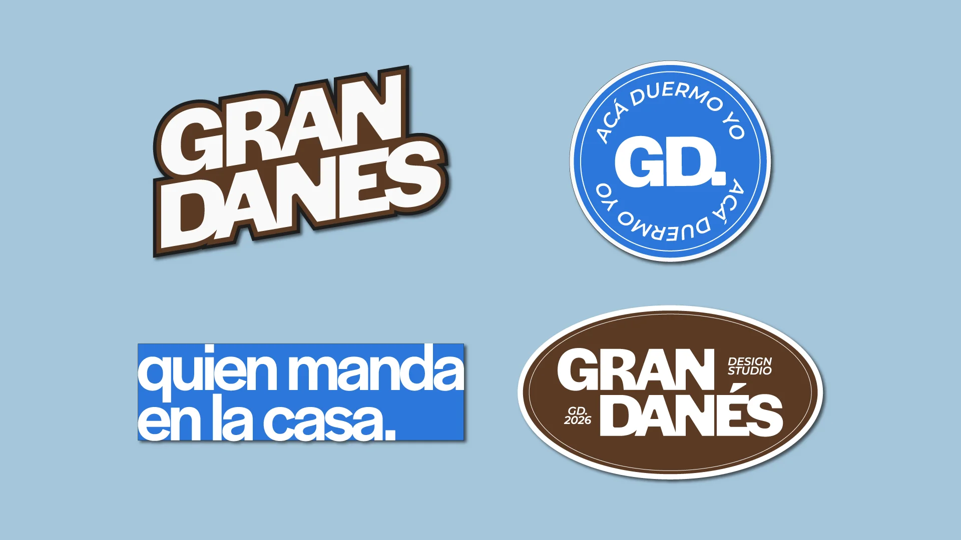Aplicaciones de la identidad sobre fondo celeste: el logotipo, el sello «Acá duermo yo» y la frase «quien manda en la casa».