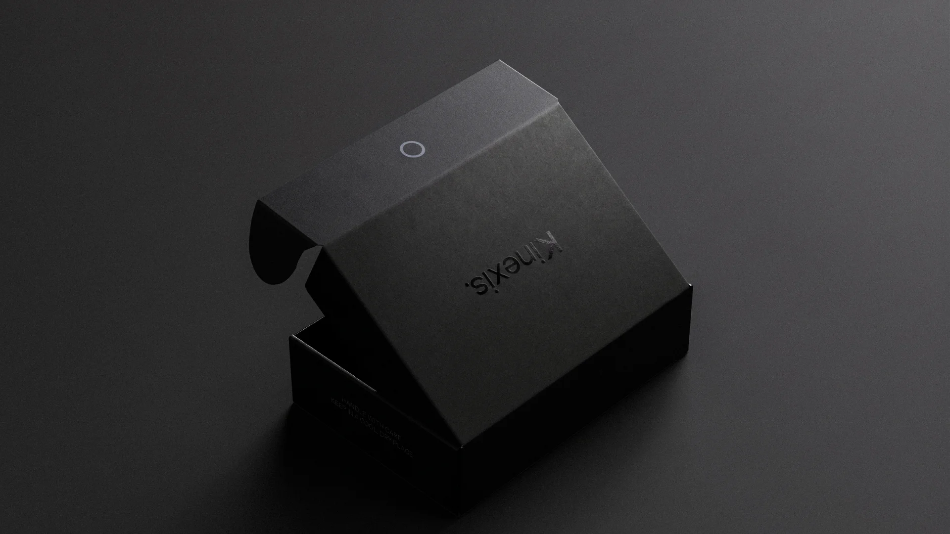 Caja de envío negra de Kinexis, entreabierta, con el logotipo en relieve.